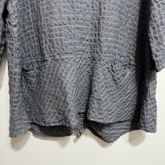 Luna Luz Linen Blend Textured Ruched Back Top - Picture 6 of 13